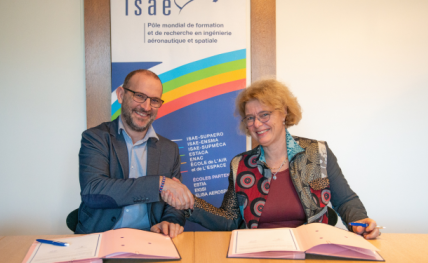 ENSPIMA intégrè groupe ISAE, ils se serrent la main